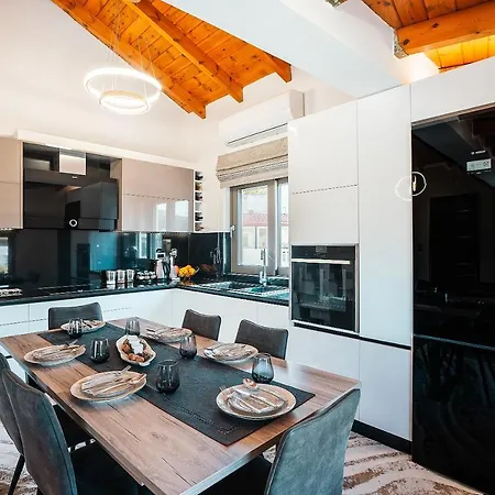 Nikolaos 2 Villa *